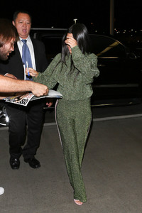 Kourtney+Khloe+Kardashian+seen+LAX+X6QOcRd4gVlx.jpg