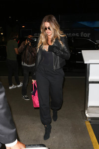 Kourtney+Khloe+Kardashian+seen+LAX+GUe_02smbFpx.jpg