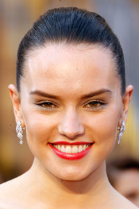 Daisy-Ridley-Star-Wars-Hair-Oscars-2016 (1).jpg