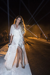 Yasmin+Brunet+ELLE+Fashion+Preview+7rCFuEpmup0x.jpg