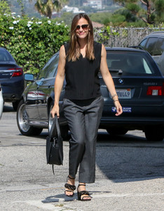 Jennifer+Garner+out+and+about+5x5YA9i_Wi6x.jpg