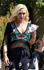 Gwen+Stefani+out+and+about+09ruuCEeIYDx.jpg