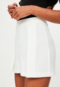 5993a7c23eeb0_white-tailored-shorts2.thumb.jpg.7ababdee6adf3dbade42c9aaf18a84d4.jpg