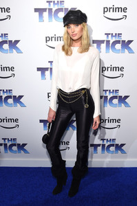 Elsa+Hosk+Tick+Blue+Carpet+Premiere+gs3-ZZgo2cVx.jpg