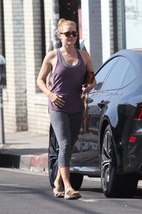 amy arrives pilates class hollywood 19 (12).jpg