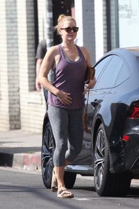 amy arrives pilates class hollywood 19 (13).jpg