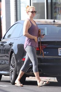 amy arrives pilates class hollywood 19 (15).jpg