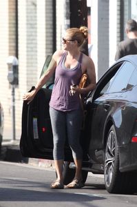 amy arrives pilates class hollywood 19 (18).jpg