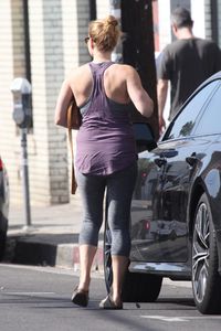 amy arrives pilates class hollywood 19 (21).jpg