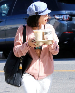 vanessa grabs some coffee la 18 (1).jpg