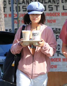 vanessa grabs some coffee la 18 (11).jpg