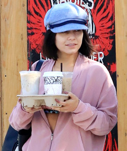 vanessa grabs some coffee la 18 (16).jpg