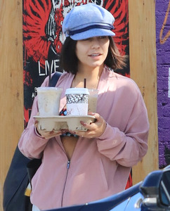 vanessa grabs some coffee la 18 (17).jpg