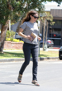 Jennifer+Garner+out+and+about+Imi2QDYtomCx.jpg