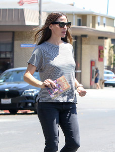 Jennifer+Garner+out+and+about+lVmiurS5Me-x.jpg