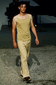 599b4f8295f4f_VivienneWestwoodSpringSummer2000MilanFashionWeek.thumb.jpg.7c0ec2f12477b4d9911c7c633728d2bf.jpg