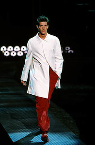 599b50aa9cb72_ValentinoSpringSummer2000MilanFashionWeek.thumb.jpg.297f56ab09b732689fb39251f726cf7f.jpg