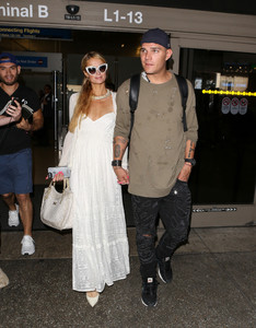 Paris+Hilton+Chris+Zylka+LAX+_rTOYRQLZ9rx.jpg