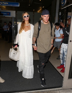 Paris+Hilton+Chris+Zylka+LAX+MmgXiSyqV_Qx.jpg