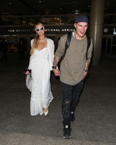 Paris+Hilton+Chris+Zylka+LAX+n2ZAAz8E8I0x.jpg