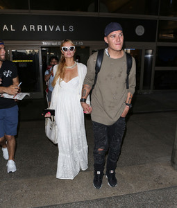 Paris+Hilton+Chris+Zylka+LAX+ny5qhoCNfY-x.jpg