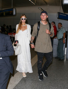 Paris+Hilton+Chris+Zylka+LAX+pbNesGEGW0ox.jpg