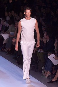 599caaa25995e_DKNYWomanSpringSummer2000NewYorkFashionWeek1.thumb.jpg.9e71f36777f9399ec2a30ab51b2373a3.jpg