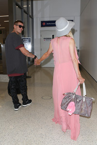 Paris+Hilton+is+seen+at+LAX+_xWdHhm_tRXx.jpg