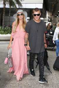 Paris+Hilton+is+seen+at+LAX+2fCa6v--VWix.jpg