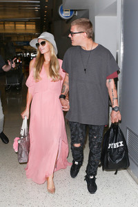 Paris+Hilton+is+seen+at+LAX+YOcvFj7y9aRx.jpg