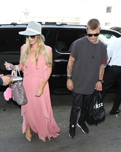 Paris+Hilton+is+seen+at+LAX+jTLAlZJjPSMx.jpg