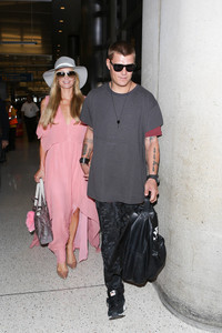 Paris+Hilton+is+seen+at+LAX+meuuNX1gBZmx.jpg