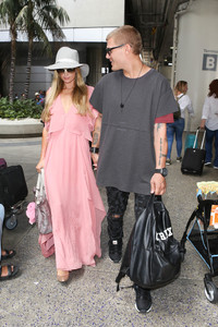 Paris+Hilton+is+seen+at+LAX+QPdCqgWBa28x.jpg