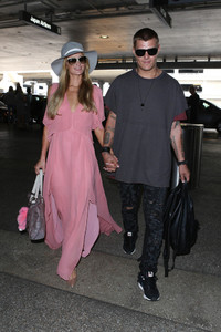 Paris+Hilton+is+seen+at+LAX+rESLw-363-Kx.jpg