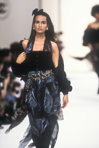 5_chanel-fw-1991-3_html.thumb.JPEG.5e950918ea1a4e0a4f3ff78f1c491a1e.JPEG