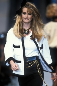 5_chanel-ss-1992-6_html.thumb.JPEG.74a24a2fd07883e4818b4155ee79b3a0.JPEG