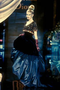 5_christian-dior-hc-fw-1995-6_html.thumb.JPEG.11aa1dec840c3aad0b93ee4f6e658813.JPEG