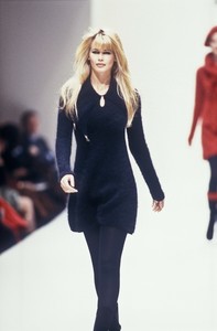 5_fendi-fw-1994-6_html.thumb.JPEG.7011f6a40c9065192536d6f2d9a0293d.JPEG