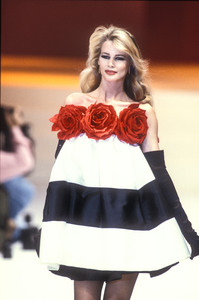 5_laura-biagiotti-fw-1992-13_html.thumb.JPEG.a75a4e60a66ce5503c47f87c83da44d8.JPEG