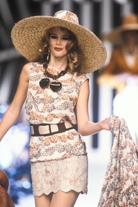 5_valentino-ss-1992-6_html.thumb.JPEG.0a64ec50c67308f7e201eb5dc1f999f0.JPEG