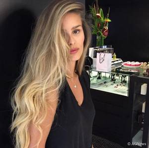 66146-o-loiro-dourado-de-yasmin-brunet-e-article_news-2.jpg