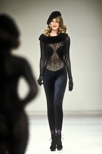 6_azzedine-alaia-fw-1991-7_html.thumb.JPEG.41e02237795b0f96002f42bcaf912eed.JPEG