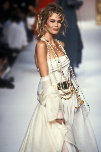 6_chanel-hc-fw-1992-7_html.thumb.JPEG.a44fbb1772c4ac4a050e88921fb20075.JPEG