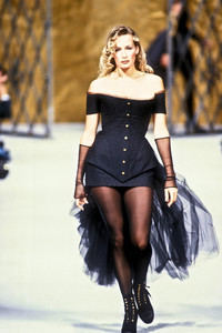 6_chanel-hc-fw-1993-7_html.thumb.JPEG.90dc324ea20a0b5b8a6e99dd64ad34df.JPEG