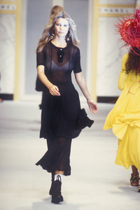 6_chanel-ss-1993-7_html.thumb.JPEG.3b244f075388f73f427372e2d2ae6a9e.JPEG