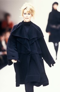 6_fendi-fw-1994-7_html.thumb.JPEG.6abbb5aef8a429dd769da2a2e67e493d.JPEG