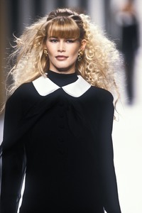 6_valentino-fw-1994-7_html.thumb.JPEG.0a3f879b271ab9d174d3bc879f7526a9.JPEG