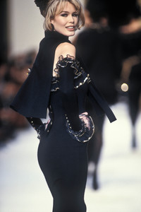 7_chanel-fw-1992-8_html.thumb.JPEG.23004ebe5a0bdd8f103abdb76014f3e9.JPEG