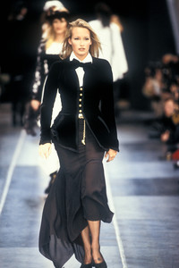 7_chanel-fw-1993-8_html.thumb.JPEG.f4b2227389e3e10c2aed104e8fe4f274.JPEG