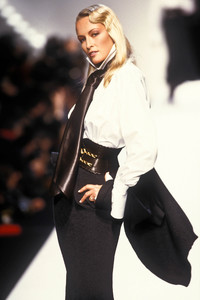 7_dior-fw-1993-8_html.thumb.JPEG.edefd671b69c524da9f27b36d7247576.JPEG